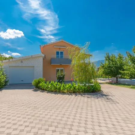 Holiday home House With Pool Sestanovac Zezevica