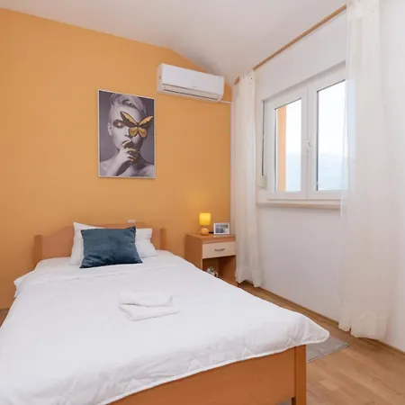 Holiday home House With Pool Sestanovac Zezevica