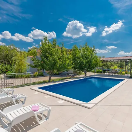House With Pool Sestanovac