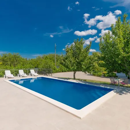 House With Pool Sestanovac * Zezevica