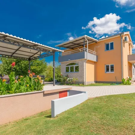 House With Pool Sestanovac *