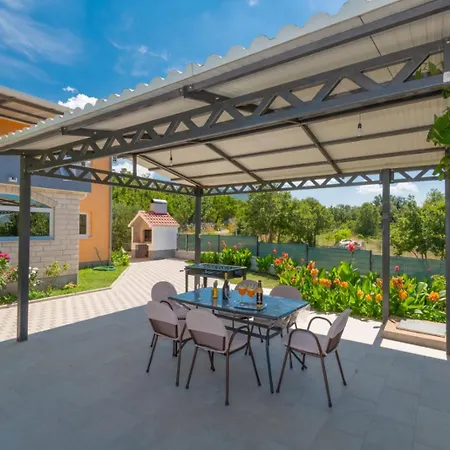 House With Pool Sestanovac Holiday home