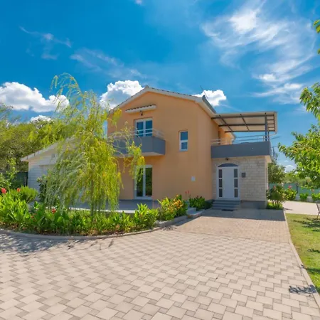 Holiday home House With Pool Sestanovac Zezevica