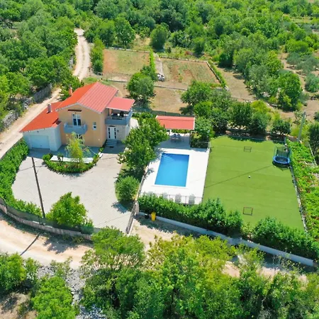 Holiday home House With Pool Sestanovac *